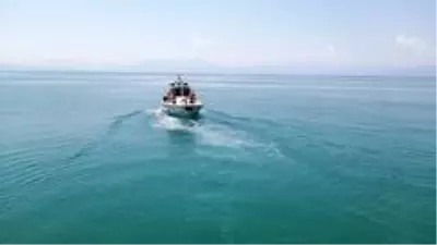 Van Gölü'nde batan teknedeki cenazelerin çıkarılmasına ara verildi Van Gölü'nde batan teknedeki cenazelerin çıkarılmasına ara verildi
