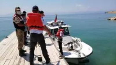 Van Gölü'nde batan teknedeki cenazelerin çıkarılmasına ara verildi Van Gölü'nde batan teknedeki cenazelerin çıkarılmasına ara verildi