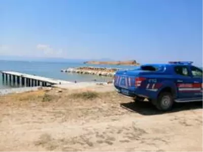 Van Gölü'nde batan teknedeki cenazelerin çıkarılmasına ara verildi Van Gölü'nde batan teknedeki cenazelerin çıkarılmasına ara verildi