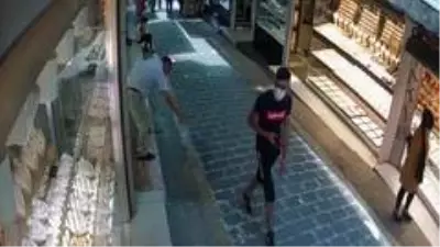 Yüzük alma bahanesi ile 5 bin TL değerinde yüzükleri çaldı Yüzük alma bahanesi ile 5 bin TL değerinde yüzükleri çaldı