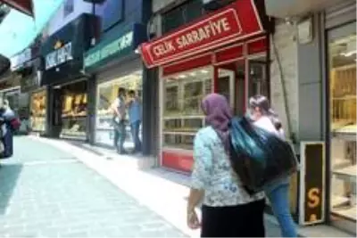 Yüzük alma bahanesi ile 5 bin TL değerinde yüzükleri çaldı Yüzük alma bahanesi ile 5 bin TL değerinde yüzükleri çaldı