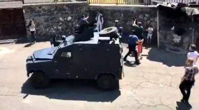 3 çocuğunu bıçakla rehin alan baba, biber gazıyla etkisiz hale getirildi