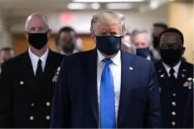 ABD Başkanı Trump ilk kez maskeli görüntülendi ABD Başkanı Trump ilk kez maskeli görüntülendi