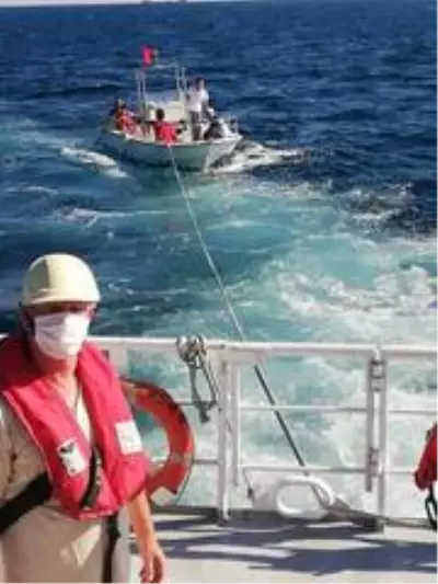 Ambarlı açıklarında sürüklenen tekne marinaya çekildi Ambarlı açıklarında sürüklenen tekne marinaya çekildi