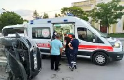 Başkent'te otomobil yan yattı: 3 yaralı