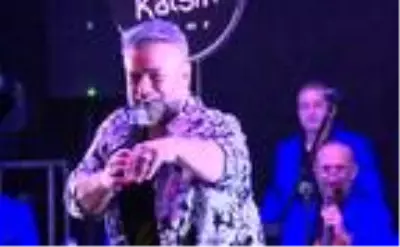 Bülent Serttaş'a hayranı sahnede 10 bin dolarlık yüzük hediye etti Bülent Serttaş'a hayranı sahnede 10 bin dolarlık yüzük hediye etti
