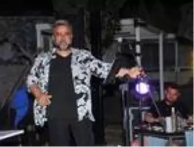 Bülent Serttaş'a hayranı sahnede 10 bin dolarlık yüzük hediye etti Bülent Serttaş'a hayranı sahnede 10 bin dolarlık yüzük hediye etti