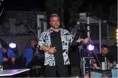 Bülent Serttaş'a hayranı sahnede 10 bin dolarlık yüzük hediye etti Bülent Serttaş'a hayranı sahnede 10 bin dolarlık yüzük hediye etti