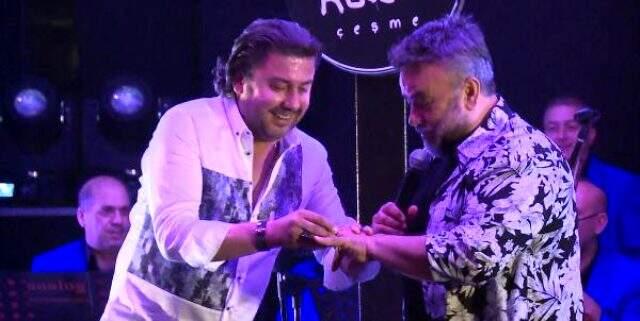 Bülent Serttaş'a hayranı sahnede 10 bin dolarlık yüzük hediye etti Bülent Serttaş'a hayranı sahnede 10 bin dolarlık yüzük hediye etti