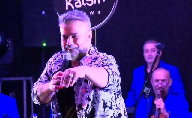 Bülent Serttaş'a hayranı sahnede 10 bin dolarlık yüzük hediye etti Bülent Serttaş'a hayranı sahnede 10 bin dolarlık yüzük hediye etti
