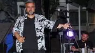 Bülent Serttaş'a hayranı sahnede 10 bin dolarlık yüzük hediye etti Bülent Serttaş'a hayranı sahnede 10 bin dolarlık yüzük hediye etti