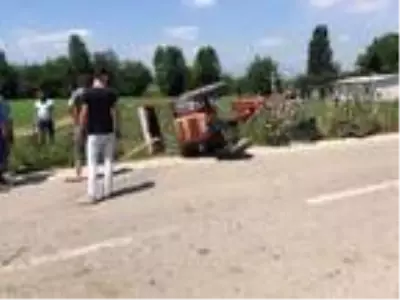 Bursa'da kamyonet, traktöre çarptı: 1 yaralı Bursa'da kamyonet, traktöre çarptı: 1 yaralı
