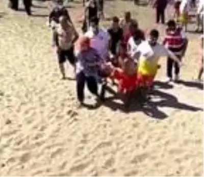 Denizde kurtarmak istediği 2 çocuğu ile boğuldu Denizde kurtarmak istediği 2 çocuğu ile boğuldu