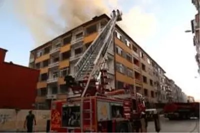 Elazığ'da yangın, iki binanın çatısına daha sıçradı Elazığ'da yangın, iki binanın çatısına daha sıçradı