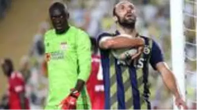 Fenerbahçe, Süper Lig'in 32. haftasında Sivasspor'a 2-1 mağlup oldu Fenerbahçe, Süper Lig'in 32. haftasında Sivasspor'a 2-1 mağlup oldu