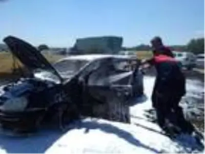 Gelibolu'da refüje çarparak alev alan otomobilden son anda kurtuldular