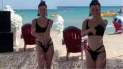 Güzel oyuncu Merve Boluğur sahil kenarındaki kıvrak dansıyla izleyenleri büyüledi Güzel oyuncu Merve Boluğur sahil kenarındaki kıvrak dansıyla izleyenleri büyüledi