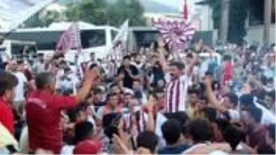 Hatayspor'un şampiyonluğu kentte büyük bir coşkuyla kutlandı Hatayspor'un şampiyonluğu kentte büyük bir coşkuyla kutlandı