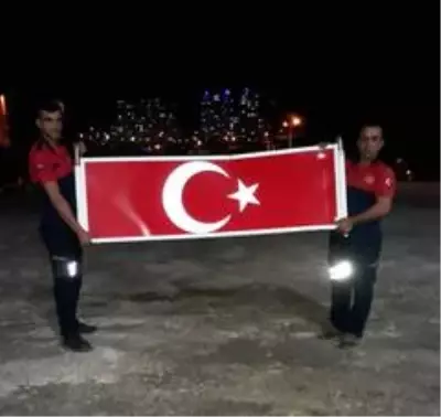 İtfaiye ekiplerinin bayrak sevgisi, görenleri gururlandırdı İtfaiye ekiplerinin bayrak sevgisi, görenleri gururlandırdı