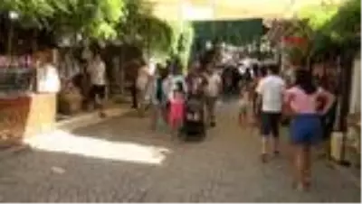 İZMİR Şirince’de pazar günü kalabalığı yaşandı