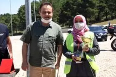 Kadın yarışmacı erkeklere taş çıkararak, en büyük balığı yakaladı