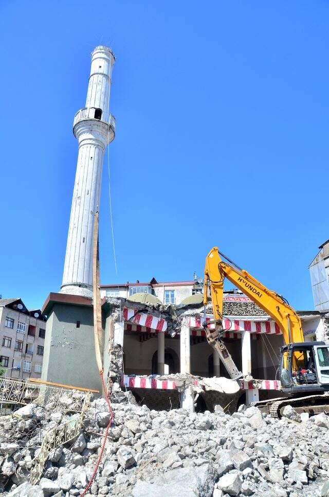Kıblesi 18 derece yanlış olan 64 yıllık cami yıkılıyor Kıblesi 18 derece yanlış olan 64 yıllık cami yıkılıyor
