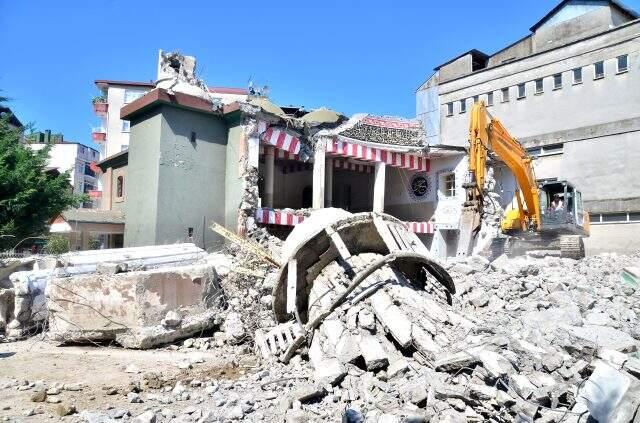 Kıblesi 18 derece yanlış olan 64 yıllık cami yıkılıyor Kıblesi 18 derece yanlış olan 64 yıllık cami yıkılıyor