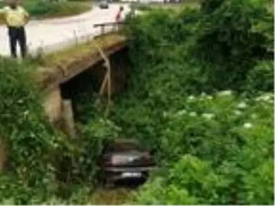 Köprü yanından dereye uçan otomobilin sürücüsü yaralandı Köprü yanından dereye uçan otomobilin sürücüsü yaralandı