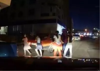 Korona virüsü yok saydılar, 5 kişilik otomobilden 10 kişi çıktı Korona virüsü yok saydılar, 5 kişilik otomobilden 10 kişi çıktı