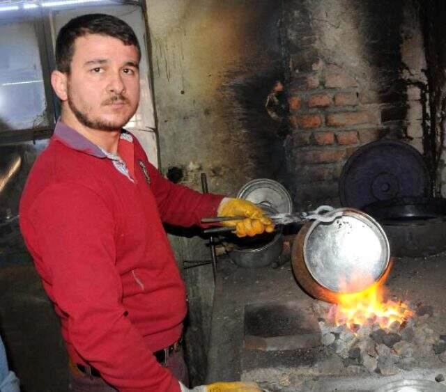Oğluyla 60 yıllık mesleğini yaşatıyor Oğluyla 60 yıllık mesleğini yaşatıyor