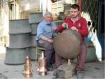 Baba-oğul unutulmaya yüz tutan kalaycılık mesleğini yaşatmaya çalışıyor Baba-oğul unutulmaya yüz tutan kalaycılık mesleğini yaşatmaya çalışıyor