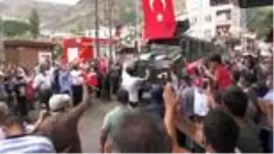 Operasyondan dönen jandarmayı kurban keserek karşıladılar Operasyondan dönen jandarmayı kurban keserek karşıladılar
