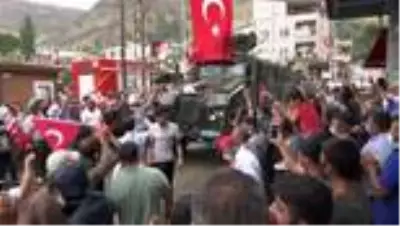 Operasyondan dönen jandarmayı kurban keserek karşıladılar Operasyondan dönen jandarmayı kurban keserek karşıladılar