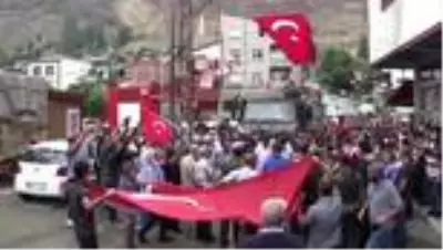 Operasyondan dönen Mehmetçik ve PÖH'ü kurban keserek karşıladılar Operasyondan dönen Mehmetçik ve PÖH'ü kurban keserek karşıladılar