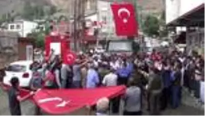 Operasyondan dönen Mehmetçik ve PÖH'ü kurban keserek karşıladılar Operasyondan dönen Mehmetçik ve PÖH'ü kurban keserek karşıladılar