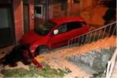 Otomobil 2 metreden apartman bahçesine düştü, sürücü yaralandı