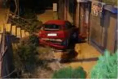 Otomobil 2 metreden apartman bahçesine düştü, sürücü yaralandı