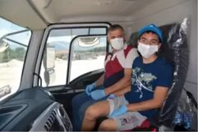 Son dakika haberi... Peşinden koştuğu çöp kamyonunun bu sefer içinde yolculuk etti Son dakika haberi... Peşinden koştuğu çöp kamyonunun bu sefer içinde yolculuk etti