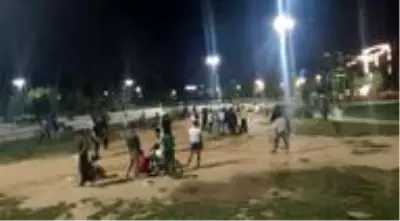 Sosyal mesafeyi hiçe sayıp voleybol oynadılar Sosyal mesafeyi hiçe sayıp voleybol oynadılar