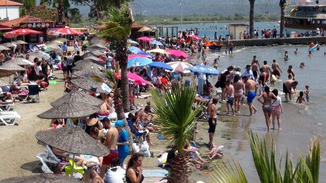 Tatilciler plajlara akın etti, sosyal mesafe ve maske kuralı yine unutuldu