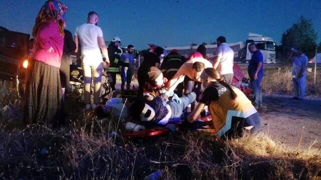 Ters yöne giren 2 araç, karşı şeritten gelen otomobil ile kafa kafaya çarpıştı: 7 yaralı