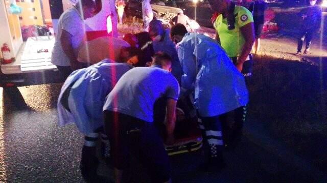 Ters yöne giren 2 araç, karşı şeritten gelen otomobil ile kafa kafaya çarpıştı: 7 yaralı