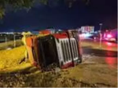TIR devrildi; taşıdığı kilolarca talaş yola saçıldı TIR devrildi; taşıdığı kilolarca talaş yola saçıldı