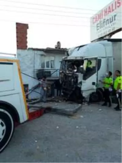 TIR kavun tezgahına girdi 1 ölü