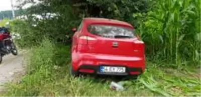 Tıra çarpmamak için direksiyonunu kırdı, tarlada çalışan adama çarptı