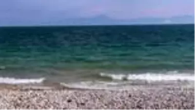 Van Gölü'nde batan teknedeki cesetlerin çıkarılması çalışmalarına ara verildi Van Gölü'nde batan teknedeki cesetlerin çıkarılması çalışmalarına ara verildi