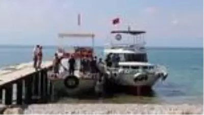 Van Gölü'nde batan teknedeki cesetlerin çıkarılması için çalışmalar sürüyor Van Gölü'nde batan teknedeki cesetlerin çıkarılması için çalışmalar sürüyor