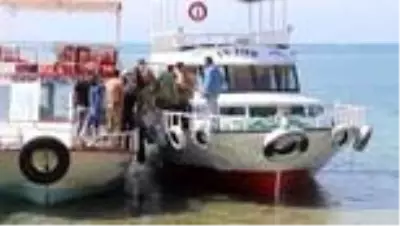 Van Gölü'nde batan teknedeki cesetlerin çıkarılması için çalışmalar sürüyor Van Gölü'nde batan teknedeki cesetlerin çıkarılması için çalışmalar sürüyor