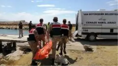 Van Gölü'nde çıkarılan ceset sayısı 23'e yükseldi Van Gölü'nde çıkarılan ceset sayısı 23'e yükseldi
