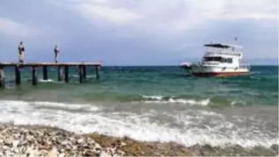 Van Gölü'nde çıkarılan ceset sayısı 26'ya yükseldi Van Gölü'nde çıkarılan ceset sayısı 26'ya yükseldi